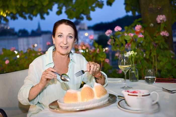Salzburger Nockerln im Hotel Sacher: Die Mimin fühlt sich an der Salzach offensichtlich sehr ...