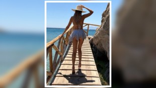 Mit diesem Urlaubsfoto heizt die TV-Schönheit ihren Fans ordentlich ein: Der Mini-Rock fällt ...