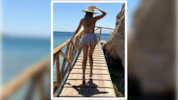 Mit diesem Urlaubsfoto heizt die TV-Schönheit ihren Fans ordentlich ein: Der Mini-Rock fällt ...