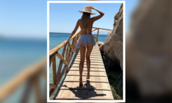 Mit diesem Urlaubsfoto heizt die TV-Schönheit ihren Fans ordentlich ein: Der Mini-Rock fällt ...