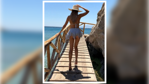 Mit diesem Urlaubsfoto heizt die TV-Schönheit ihren Fans ordentlich ein: Der Mini-Rock fällt ...