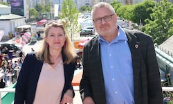 Vizebürgermeisterin Bettina Emmerling (NEOS) mit Ex-Marktamtchef Andreas Kutheil am Dach der ...
