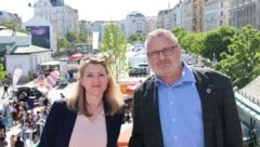 Vizebürgermeisterin Bettina Emmerling (NEOS) mit Ex-Marktamtchef Andreas Kutheil am Dach der ...
