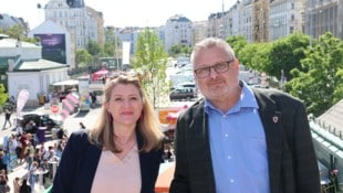 Vizebürgermeisterin Bettina Emmerling (NEOS) mit Ex-Marktamtchef Andreas Kutheil am Dach der ...