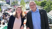 Vizebürgermeisterin Bettina Emmerling (NEOS) mit Ex-Marktamtchef Andreas Kutheil am Dach der ...