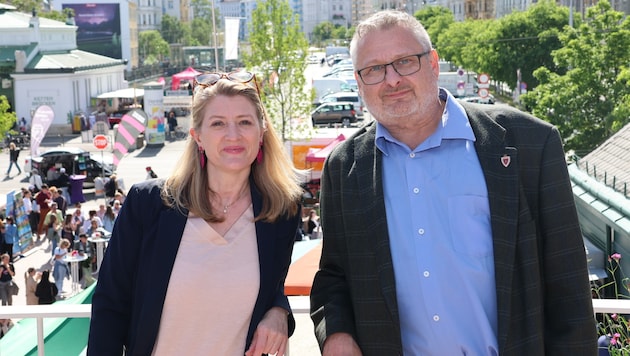 Vizebürgermeisterin Bettina Emmerling (NEOS) mit Ex-Marktamtchef Andreas Kutheil am Dach der ...