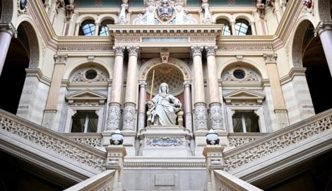 Justitia im Obersten Gerichtshof – die römische Göttin der Gerechtigkeit. Doch mit der nächsten ...