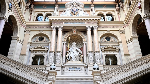 Justitia im Obersten Gerichtshof – die römische Göttin der Gerechtigkeit. Doch mit der nächsten ...