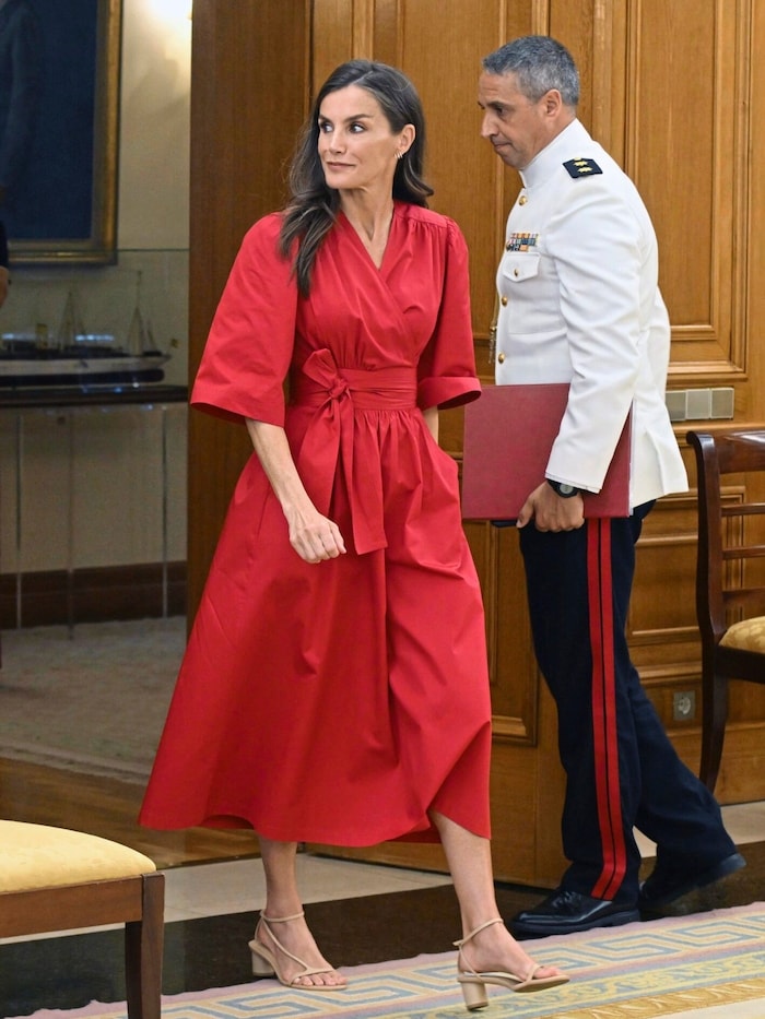 Die stylische Wickelrobe von Königin Letizia gibt’s bei andotherstories.