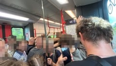 Immer wieder kommt es in den Pendlerzügen zur Rushhour zu totalen Überfüllungen – in der ...