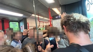 Immer wieder kommt es in den Pendlerzügen zur Rushhour zu totalen Überfüllungen – in der ...