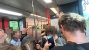 Immer wieder kommt es in den Pendlerzügen zur Rushhour zu totalen Überfüllungen – in der ...