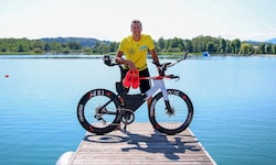 Fabio Richlan, Präsident des Trumer Tri Teams, bei ihm zuhause.