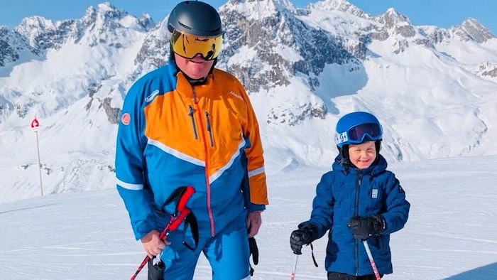 Als begeisterter Skifahrer mit seinem Enkerl Felix.