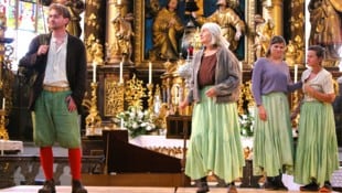 Die Familie prägte St. Leonhard: Alex Feuchter (junger Gregor), Mutter und Schwestern
