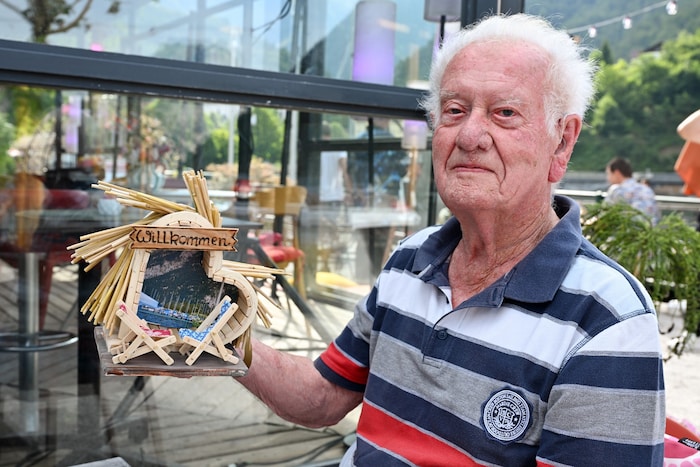  Karl Hundstorfer bastelte für die Eröffnung des Lokals ein Geschenk.