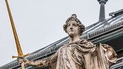 Die Justitia des Salzburger Justizgebäudes