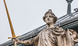 Die Justitia des Salzburger Justizgebäudes