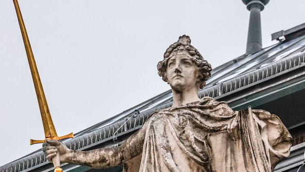 Die Justitia des Salzburger Justizgebäudes