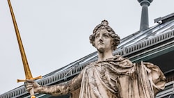 Die Justitia des Salzburger Justizgebäudes