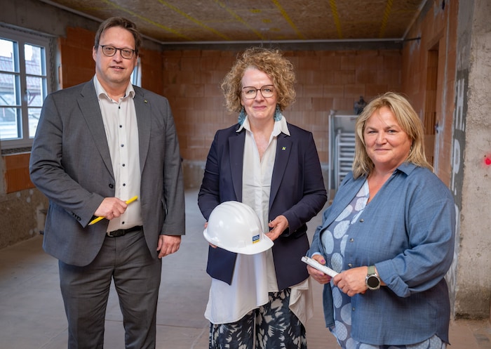 Überzeugten sich vor Ort vom Bau- fortschritt: Teschl- Hofmeister (Mitte) mit Patricia Grünauer ...