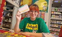 Bei der Lotto-Kollektur am Jakominiplatz in Graz hat Marie derzeit alle Hände voll zu tun, die ...