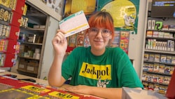 Bei der Lotto-Kollektur am Jakominiplatz in Graz hat Marie derzeit alle Hände voll zu tun, die ...