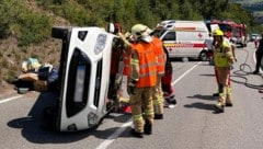 Feuerwehr, Rettung und Polizei standen für die Bergung von Unfallauto und Insassen im Einsatz.
