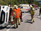 Feuerwehr, Rettung und Polizei standen für die Bergung von Unfallauto und Insassen im Einsatz.