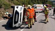 Feuerwehr, Rettung und Polizei standen für die Bergung von Unfallauto und Insassen im Einsatz.