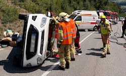 Feuerwehr, Rettung und Polizei standen für die Bergung von Unfallauto und Insassen im Einsatz.