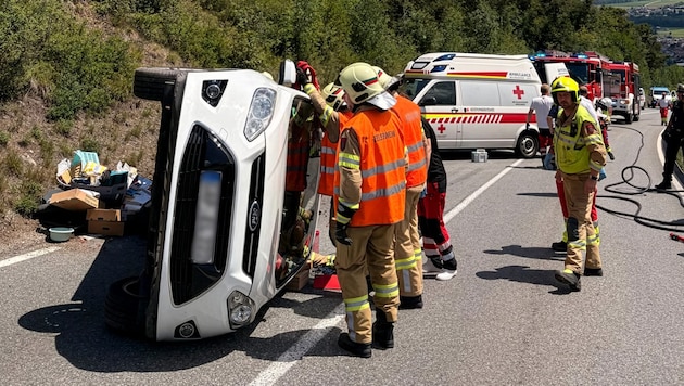 Feuerwehr, Rettung und Polizei standen für die Bergung von Unfallauto und Insassen im Einsatz.