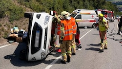 Feuerwehr, Rettung und Polizei standen für die Bergung von Unfallauto und Insassen im Einsatz.