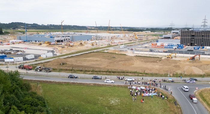 Vor der riesigen Baustelle von Google versammelten sich am Freitag schlussendlich knapp 100 ...