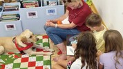 Einmal im Monat bittet Margot Schaschinger mit ihrer Therapiehündin Neeka zur HundeLese Stunde ...