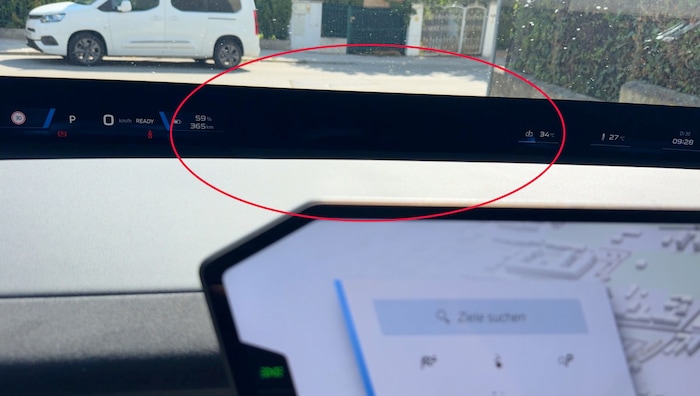 Manchmal bleibt das Panoramadisplay im mittleren Drittel aus unerfindlichen Gründen dunkel.
