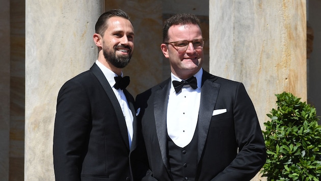 Jens Spahn und sein Ehemann sind jetzt stolze Eltern.