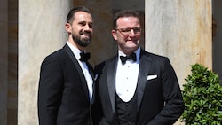 Jens Spahn und sein Ehemann sind jetzt stolze Eltern.