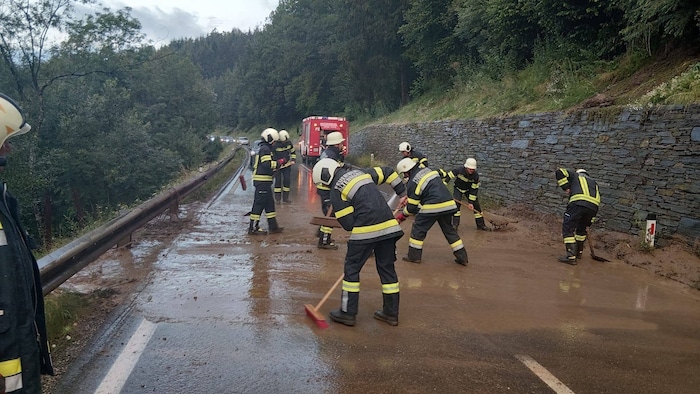 Die Feuerwehr beseitigte den Erdrutsch von der Bundesstraße.