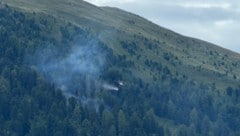 Der Brand wird auch aus der Luft bekämpft.