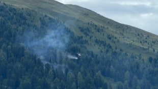 Der Brand wird auch aus der Luft bekämpft.