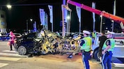 Das Luxusfahrzeug ist ein Totalschaden.