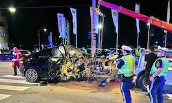 Das Luxusfahrzeug ist ein Totalschaden.