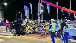 Das Luxusfahrzeug ist ein Totalschaden.