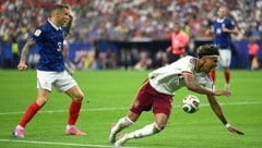 Lucas Digne (l.) foulte Lamine Yamal im Strafraum.