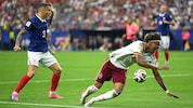 Lucas Digne (l.) foulte Lamine Yamal im Strafraum.