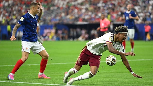 Lucas Digne (l.) foulte Lamine Yamal im Strafraum.