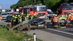 Bei dem schweren Unfall kamen zwei Männer ums Leben, eine Frau wurde schwer verletzt.