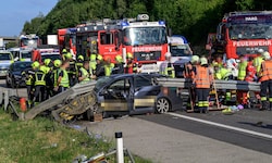 Bei dem schweren Unfall kamen zwei Männer ums Leben, eine Frau wurde schwer verletzt.