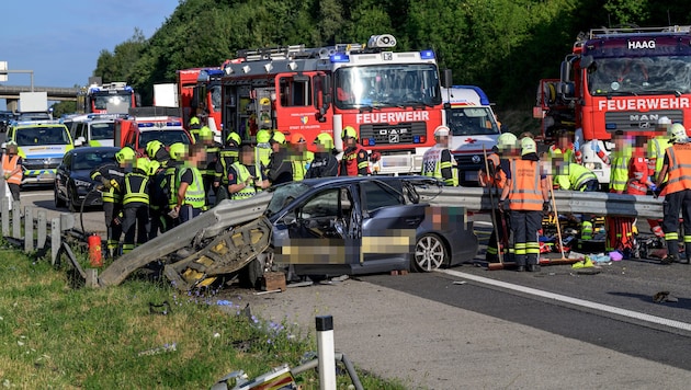 Bei dem schweren Unfall kamen zwei Männer ums Leben, eine Frau wurde schwer verletzt.